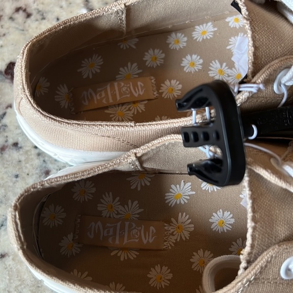 NEW With tags size 11 Mad Love tan sneakers - Picture 2 of 8